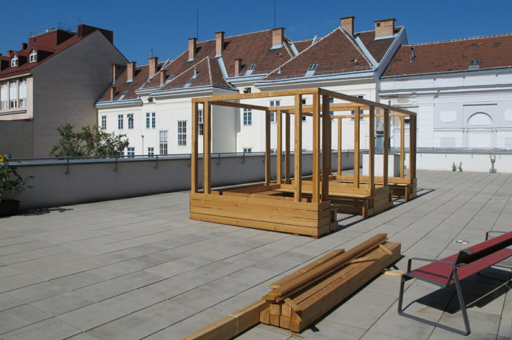 Im Bild ist der Aufbau einer Pergola aus Holz zu sehen.