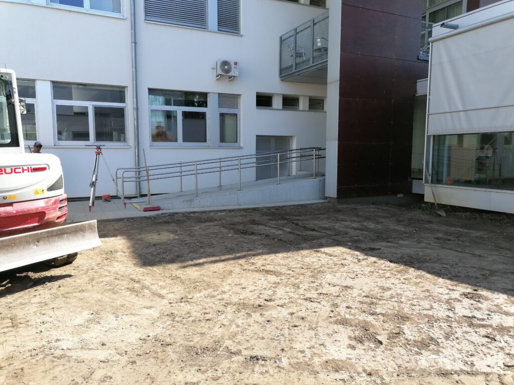 Im Bild ist ein Schulhof im Baustellenzustand zu sehen.
